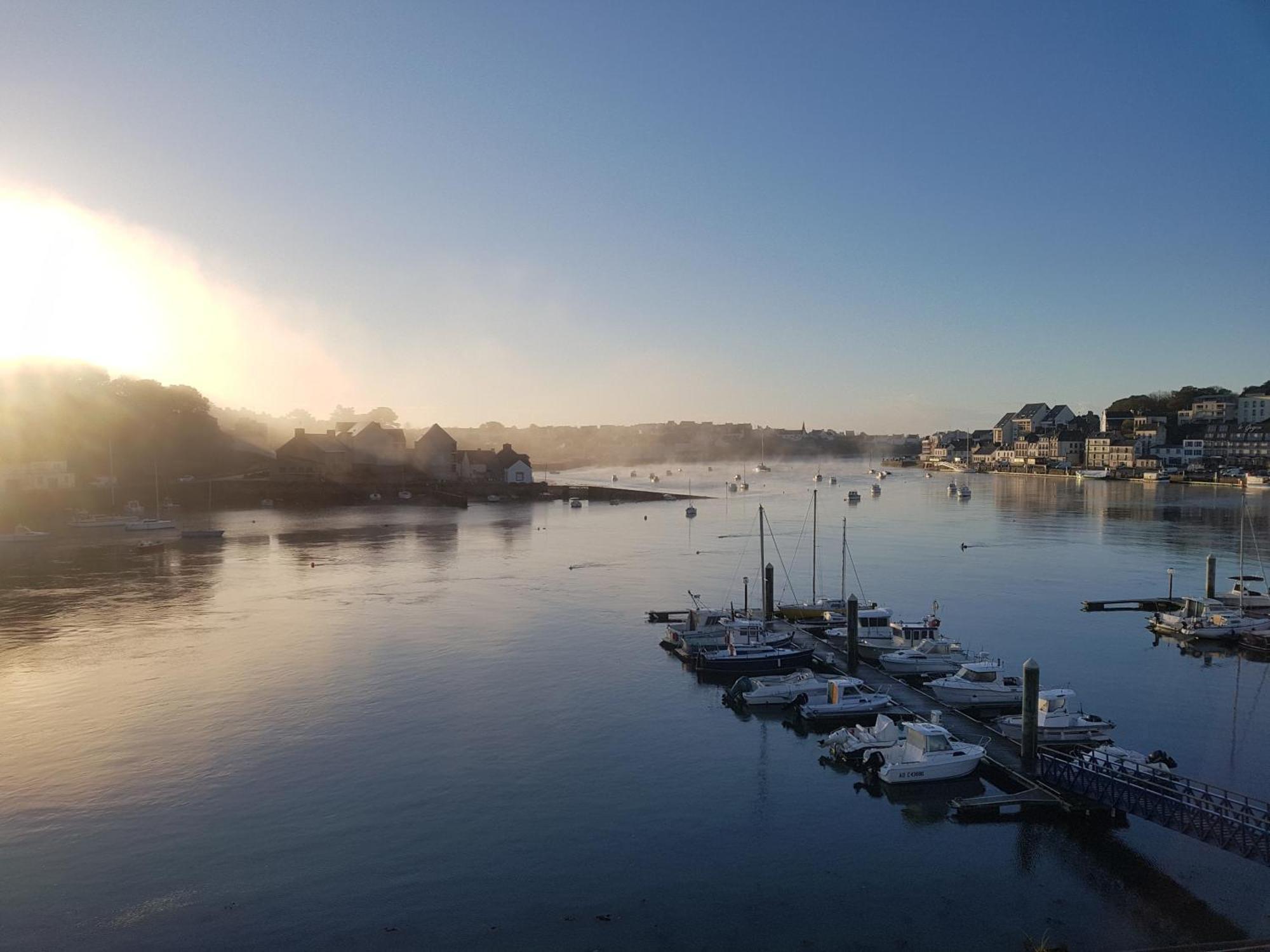 Anatoline Audierne Appart'Hotel Vue Mer - Sea & Harbor Stay Bagian luar foto